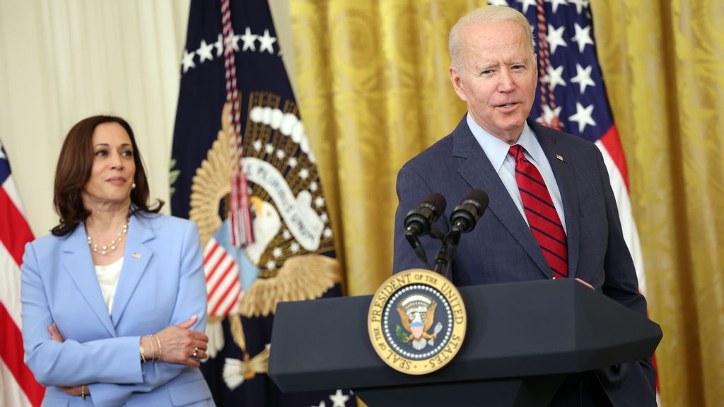President Joe Biden, accompanied by Vice President Kamala Harris announces the Senate's bipartisan infrastructure deal at the White House, saying both sides made compromises on the nearly $1 trillion bill(Kevin Dietsch/Getty Images)