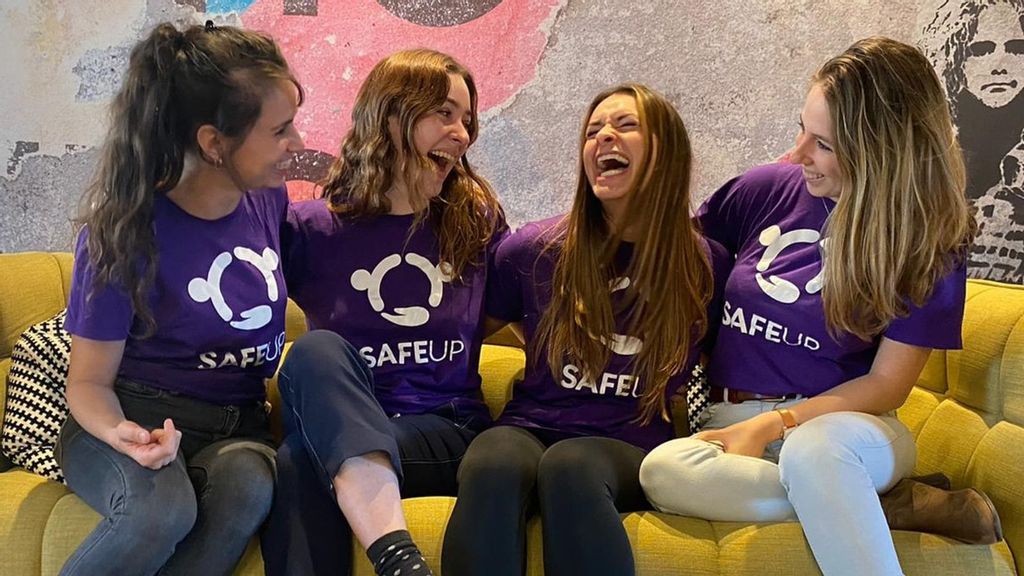 Neta Shreiber Gamliel, cofundadora y directora ejecutiva de SafeUP (izquierda), con algunas empleadas y voluntarias de la startup. (Cortesía de SafeUP).