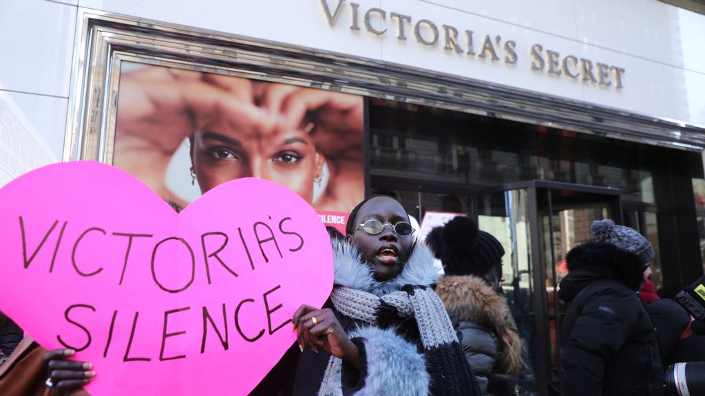 Manifestantes que acusaban a Victoria’s Secret de permitir una cultura de misoginia y acoso sexual pusieron sus pancartas en la tienda de Manhattan el 14 de febrero de 2020. Ahora, un informe dice que la marca no está alcanzando estándares de equidad de género. (Spencer Platt/Getty Images).
