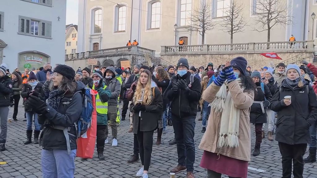 Scene from a YouTube video at a protest in Switzerland against COVID-19 restrictions. The German user's video was taken down by YouTube but later reinstated after a court order. (@eingeSCHENKt.tv, Joachim Steinhofel/Zenger)