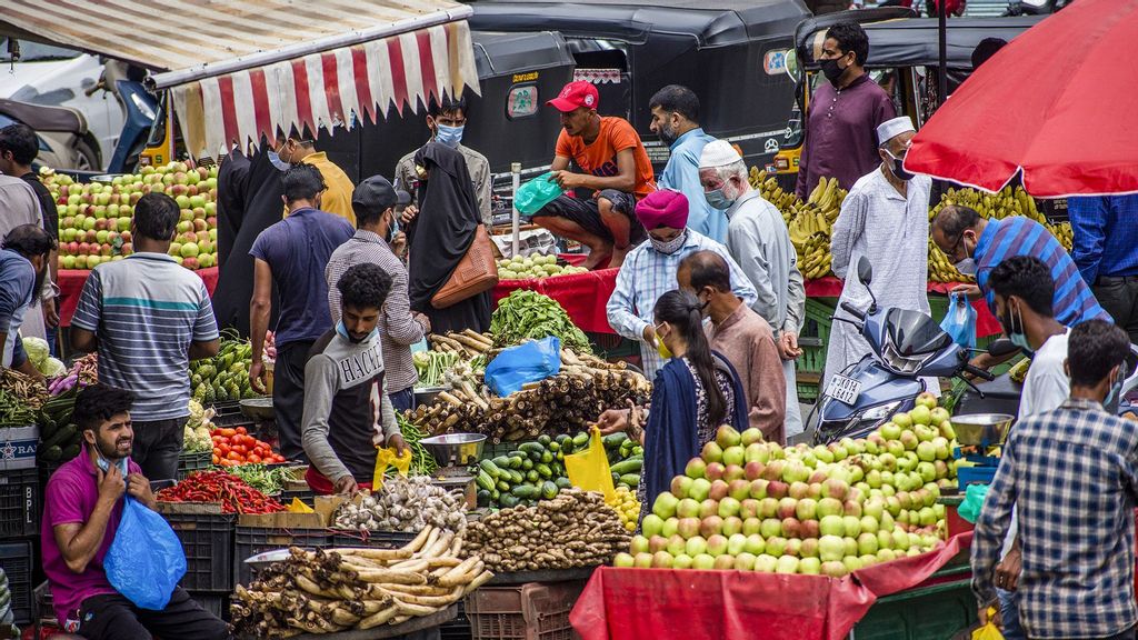 Kashmiris with and without protective face masks buy fruits and groceries in a market before the upcoming Muslim festival Eid al-Adha  on July 31, 2020  in Srinagar, Kashmir, India. (Yawar Nazir/Getty Images)