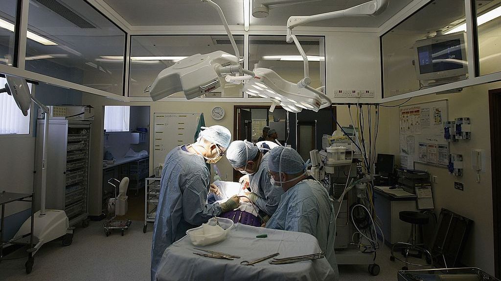 A study of 20,304 kidneys transplanted between 2001 and 2015 in the U.K. found that transplants with a black recipient or an Asian donor had higher rates of donor organ failure after seven years. Pictured, surgeons at The Queen Elizabeth Hospital Birmingham conduct an operation on June 14, 2006, Birmingham, England. (Christopher Furlong/Getty Images)