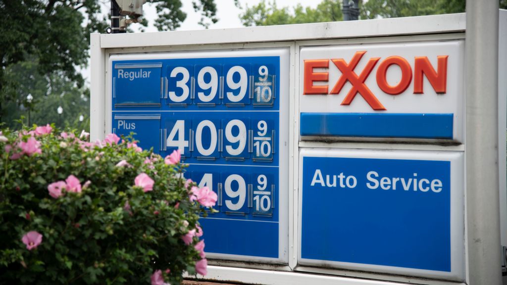 Strong demand has pushed retail gasoline prices to the highest national average since October 2014. (Zoey Zou/Zenger)