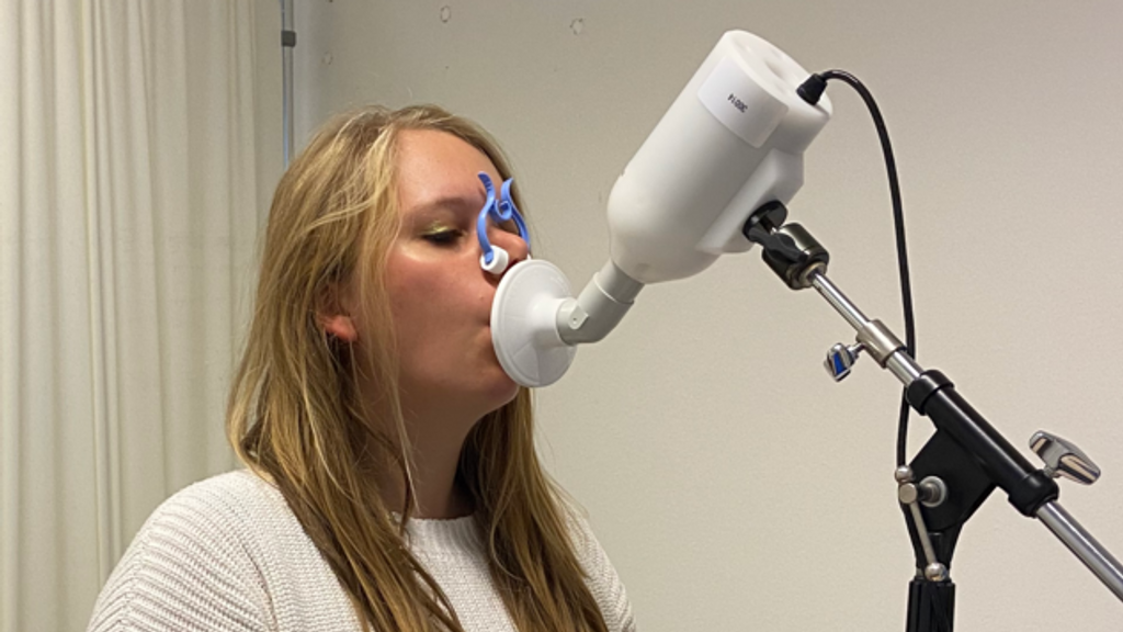 Researcher Nynke Wijbenga tests the eNose, which may be able to help detect lung transplant failure. (Nynke Wijbenga)