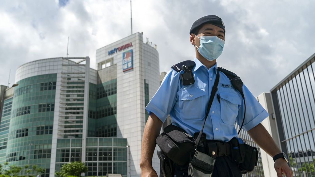 Police are seen outside the headquarters of the Apple Daily newspaper and its publisher Next Digital Ltd. on June 17, 2021 in Hong Kong, China. (Anthony Kwan/Getty Images)