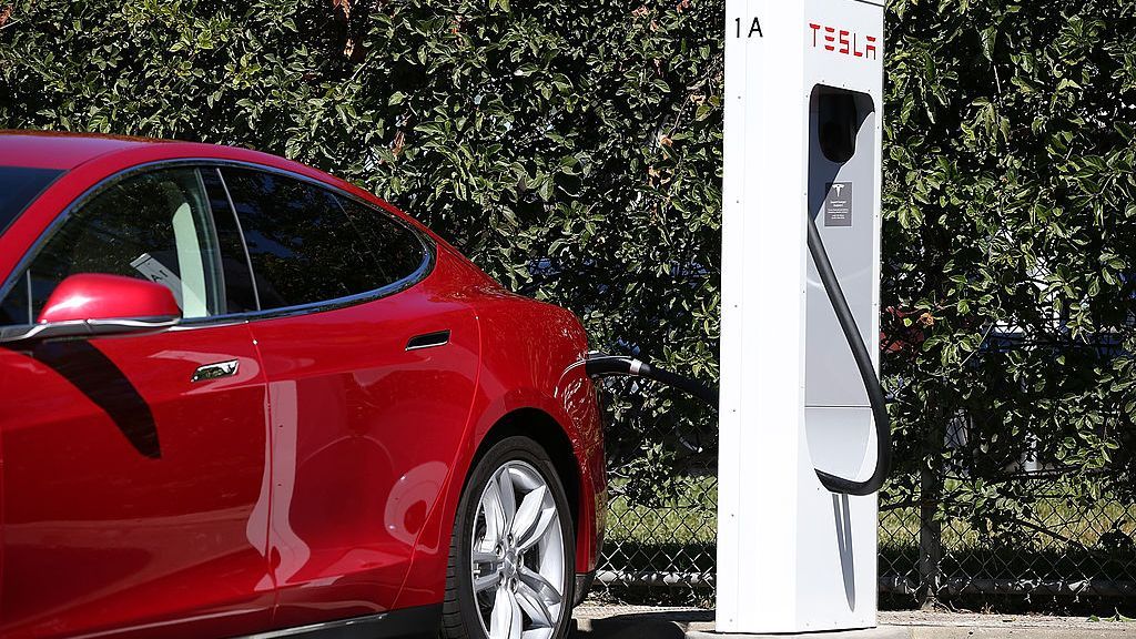 Los vehículos eléctricos son cada vez más populares, pero se discute su huella ecológica real. (Justin Sullivan/Getty Images)