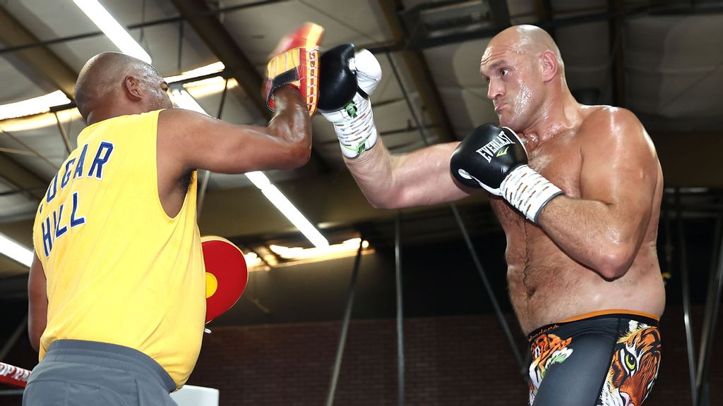 Trainer Javan “Sugar” Hill-Steward (left) wants WBC heavyweight champion Tyson Fury (right) to go after the knockout in every round” on Saturday against Deontay Wilder, whom Fury dethroned by two-knockdown seventh-round TKO in February 2020. (Top Rank)