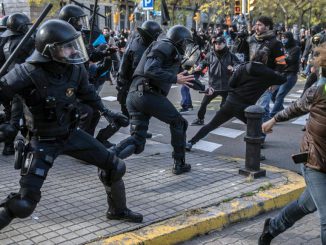 A housing issue that has caused considerable division in opinions resulted in the use of Mossos batons on the eve of the local election campaign. Photo via The Times