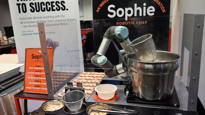 strongIN FILE - This picture taken on July 26, 2019 shows Sophie the robotic chef preparing to make laksa, a local dish of rice noodles served in a curry sauce, in Singapore. - A Singaporean engineering company has built a robot that can serve up a piping hot bowl of laksa, one of the city-state's most well-known dishes, in just 45 seconds. Roslan RAHMAN/AFP/strong