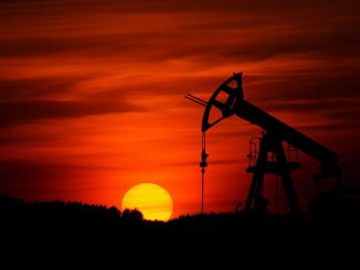 An oil rig shown in the sunset. Romania and Bulgaria in rift over oil territory in the Schengen in Europe. (ZBYNEK BURIVAL/UNSPLASHED)