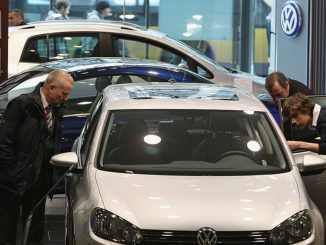 People look at new Volkswagen cars at the Auto Forum VW display rooms on February 27, 2009 in Berlin, Germany. (Photo by Sean Gallup/Getty Images)