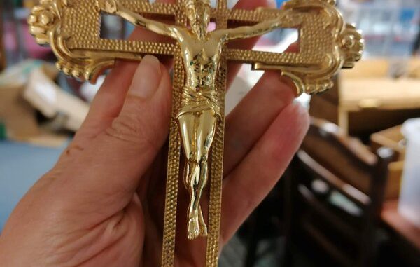 The giant 3-pound gold crucifix pictured in an undated photo. Bling-loving boxer Tyson Fury is preparing to make a $30,000 auction bid for the nine-carat 9 inches-long cross which is set to go for auction at Hansons Auctioneers on September 22, 2022. (Simon Galloway, SWNS/Zenger)