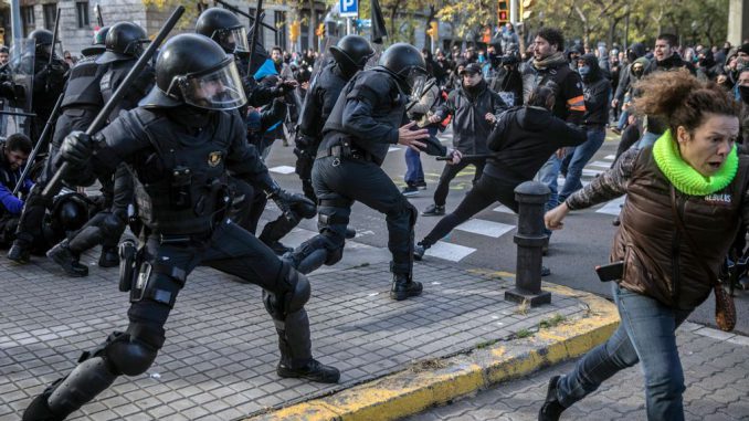 A housing issue that has caused considerable division in opinions resulted in the use of Mossos batons on the eve of the local election campaign. Photo via The Times
