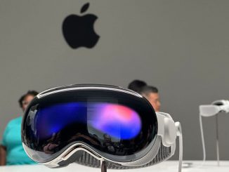 05 June 2023, USA, Cupertino: Media representatives and bloggers surround the Apple Vision Pro computer glasses on display in the Steve Jobs Theater on Apple's corporate campus in Cupertino. The novel headset had previously been presented by Group CEO Cook at Apple's WWDC developer conference. PHOTO BY CHRISTOPH DERNBACH/GETTY IMAGES