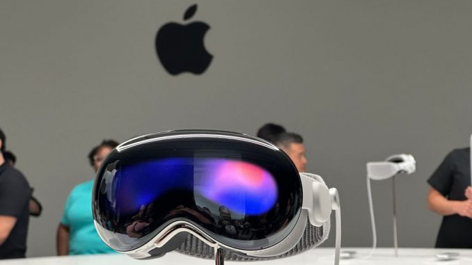 05 June 2023, USA, Cupertino: Media representatives and bloggers surround the Apple Vision Pro computer glasses on display in the Steve Jobs Theater on Apple's corporate campus in Cupertino. The novel headset had previously been presented by Group CEO Cook at Apple's WWDC developer conference. PHOTO BY CHRISTOPH DERNBACH/GETTY IMAGES