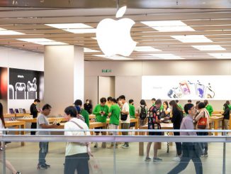 HONG KONG, CHINA - 2023/06/13: Customers are seen at the American multinational technology company Apple store and logo in Hong Kong. At the time of publication, Apple shares were up 0.12% at $189.48, Alphabet shares were down 0.73% at $120.20 and Amazon shares were down 0.67% at $128.17, according to a href=https://Zenger News.grsm.io/gxjhpowx7zksZenger News Pro/a. PHOTO BY SEBASTIAN NG/GETTY IMAGES