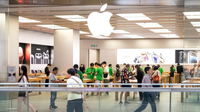 HONG KONG, CHINA - 2023/06/13: Customers are seen at the American multinational technology company Apple store and logo in Hong Kong. At the time of publication, Apple shares were up 0.12% at $189.48, Alphabet shares were down 0.73% at $120.20 and Amazon shares were down 0.67% at $128.17, according to a href=https://Zenger News.grsm.io/gxjhpowx7zksZenger News Pro/a. PHOTO BY SEBASTIAN NG/GETTY IMAGES