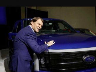 Ford CEO Jim Farley poses with a Ford F-150 Lightning truck. During his journey, Farley made a notable stop at a 350 kW charger in Baker, California, expressing his enthusiasm for the quick and easy charging experience. BILL PUGLIANO VIA GETTY IMAGES.