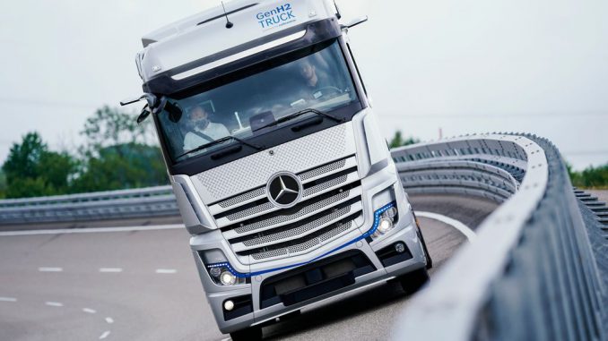 27 June 2022, Rhineland-Palatinate, Wörth am Rhein: A hydrogen test vehicle of the type GenH2 Truck Prototype 2 drives along a test track at the Wörth plant of truck manufacturer Daimler Truck. The hydrogen test vehicle GenH2 Truck Prototype 2 is presented there. Nikola Corporation (NASDAQ:a href=https://www.Zenger News.com/stock/NKLA#NASDAQNKLA/a) said on Thursday it had amassed more than 200 sales orders for its Class 8 a href=https://www.Zenger News.com/news/23/07/33483588/nikola-starts-production-of-saleable-hydrogen-fuel-cell-electric-trucks-with-500-mile-rangehydrogen fuel cell electric vehicles/a, as announced via its HYLA brand.  PHOTO BY UWE ANSPACH/GETTY IMAGES 