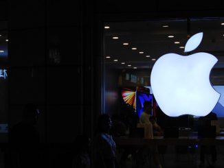 Apple, Inc. has been late to the AI party, with the likes of Microsoft and Alphabet’s Google already making huge strides in the arena. Bloomberg’s Mark Gurman in his latest installment of the weekly “Power On” newsletter delved into what the tech giant has been up to. COSTFOTO/GETTY IMAGES 